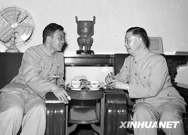 1955年，梅蘭芳（右）和華羅庚（左）