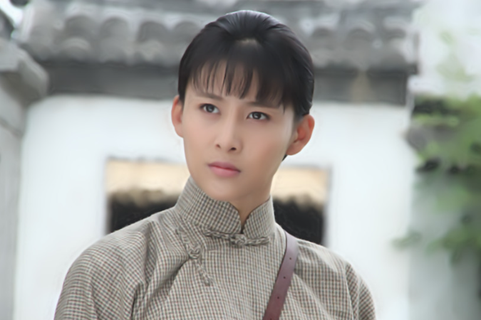 江紅纓(《游擊兵工廠》中的女性角色,由賈青飾演) 江紅纓(《游擊兵工廠》中的女性角色,由賈青飾演)
