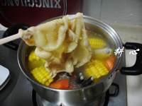 粟米紅蘿蔔煲雞湯