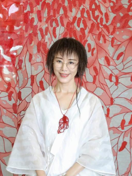 林霞(浙江台繡服飾有限公司董事長兼藝術設計總監、台繡刺繡研究所所長、台繡刺繡博物館館長) 林霞(浙江台繡服飾有限公司董事長兼藝術設計總監、台繡刺繡研究所所長、台繡刺繡博物館館長)