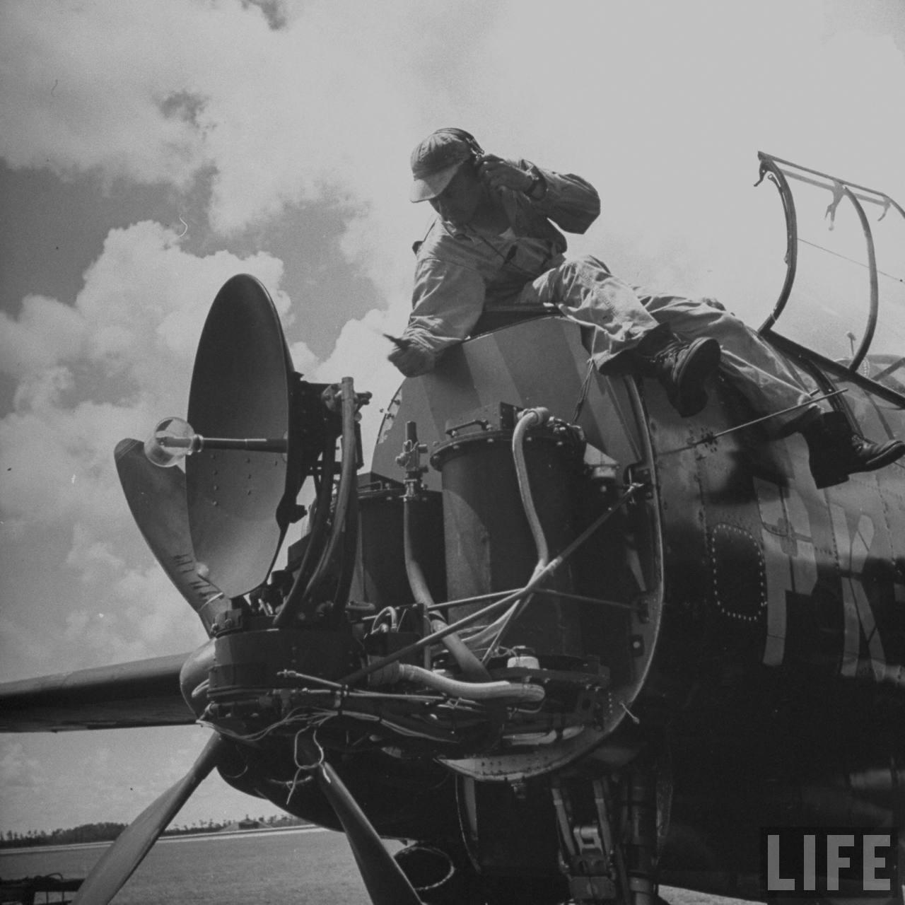 黑寡婦戰鬥機採用內置拋物面式雷達天線