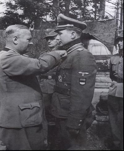 黨衛軍第3裝甲軍軍長的施坦因納在頒獎