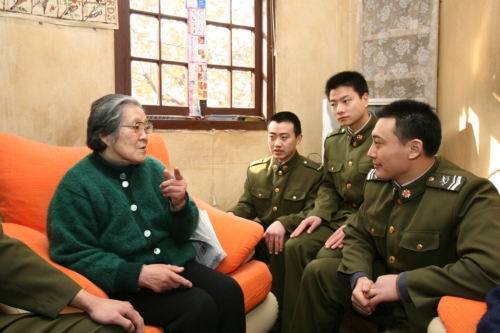 “ 慶平為民服務隊”的戰士們看望社區老人