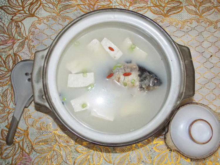 鯽魚燉豆腐煲