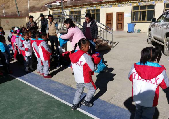 2016年11月吉汝鄉政府為吉汝鄉國小學生送去冬裝、棉鞋