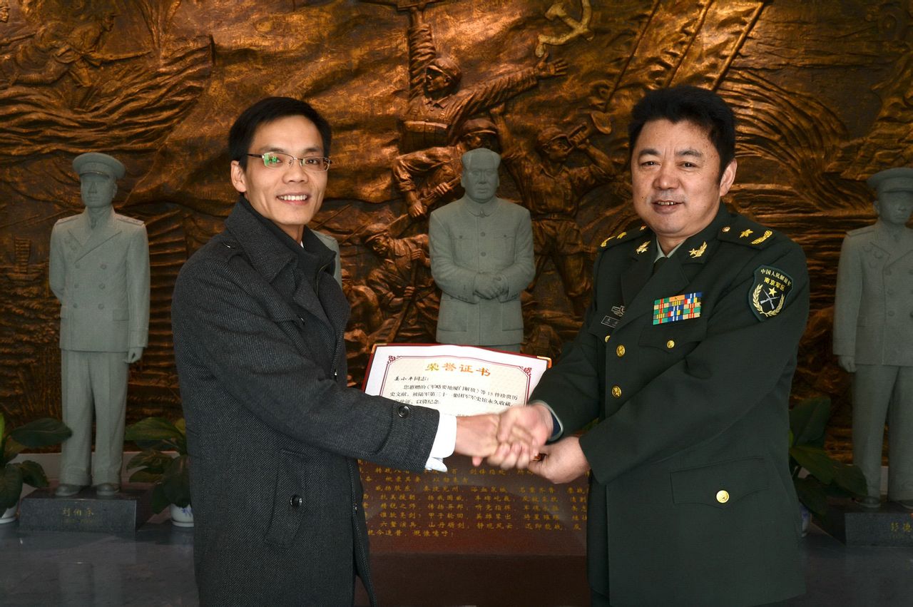 朱永和少將代表軍史館接受捐贈