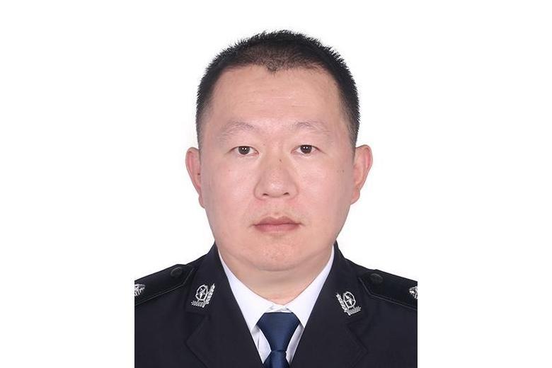 趙翔(廣州市越秀區副區長,區政府黨組成員,區委政法委第一副書記,區公安分局黨委書記、局長、督察長) 趙翔(廣州市越秀區副區長,區政府黨組成員,區委政法委第一副書記,區公安分局黨委書記、局長、督察長)