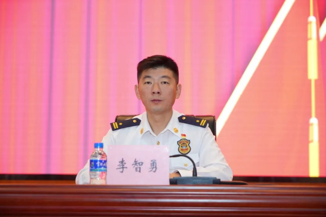 李智勇(雲南省昆明航空救援支隊副支隊長) 李智勇(雲南省昆明航空救援支隊副支隊長)