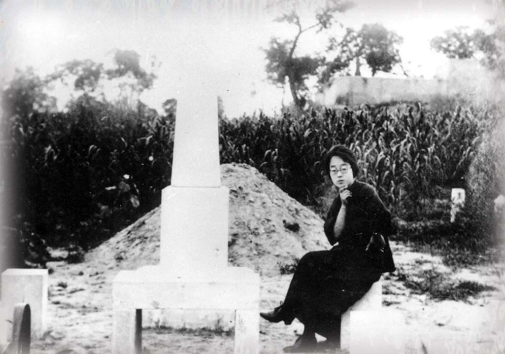 1925年，石評梅在高君宇墓畔