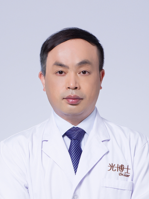 彭春(上海光博⼠醫療美容門診部執業醫師) 彭春(上海光博⼠醫療美容門診部執業醫師)