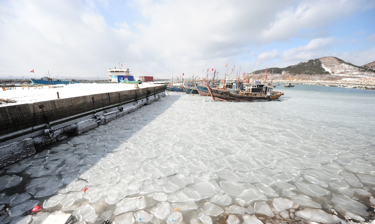 海冰中芝罘島西口村漁碼頭