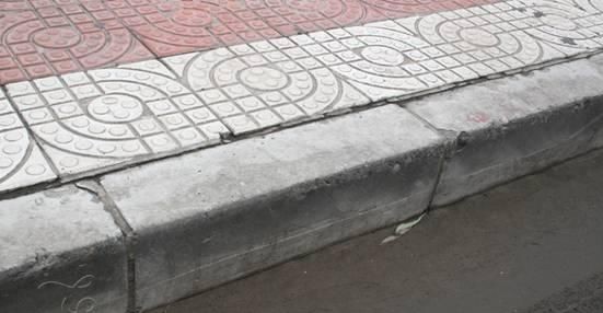 “倒鴨子”為馬路邊的護路方磚