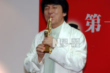 第一個香港男演員-成龍