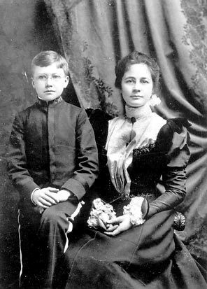 1898年與母親合照