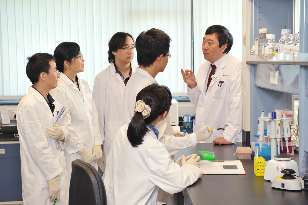 沈教授（右一）和他帶領的研究團隊