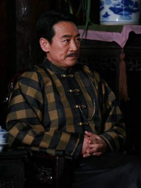 佟善群(寇振海飾演的封建家族家長) 佟善群(寇振海飾演的封建家族家長)