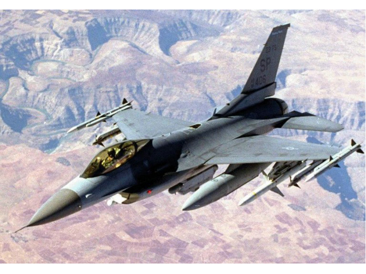 F-16戰鬥機掛載AGM-88“哈姆”反輻射飛彈