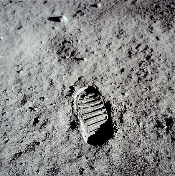 在月球上留下的鞋印
