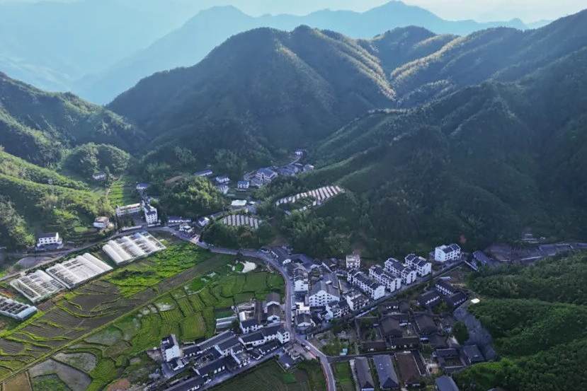 玉峰村(江西省上饒市玉山縣懷玉鄉下轄村) 玉峰村(江西省上饒市玉山縣懷玉鄉下轄村)