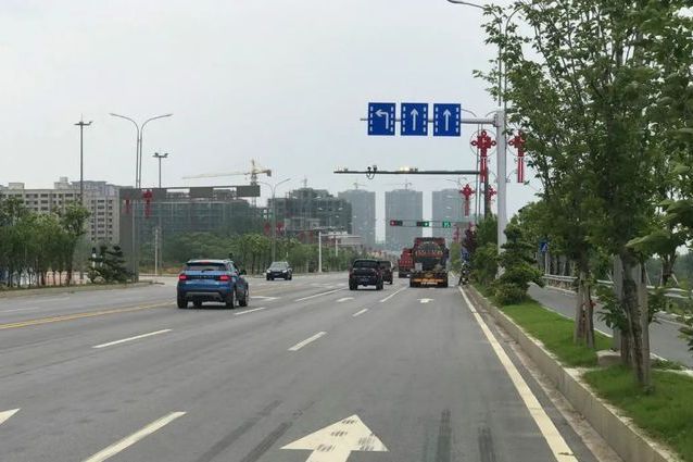 東興大道(平江縣境內連線新舊城區的主幹道) 東興大道(平江縣境內連線新舊城區的主幹道)