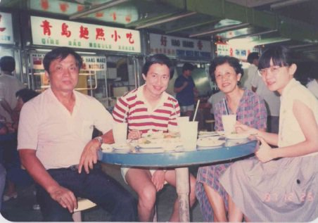 陳碩茂與家人留影於新加坡