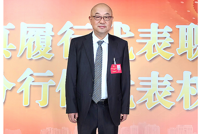張志華(青島市勘察測繪研究院院長、黨委副書記,工程技術套用研究員) 張志華(青島市勘察測繪研究院院長、黨委副書記,工程技術套用研究員)