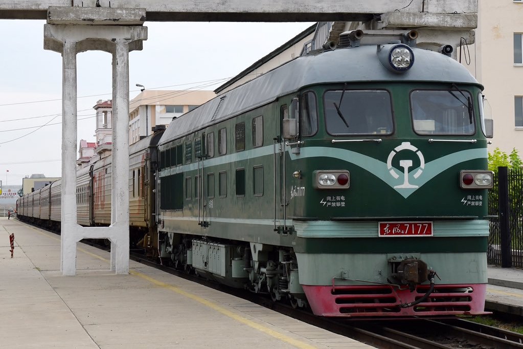 東風4B型7177號機車牽引K19次列車到達後貝加爾斯克站