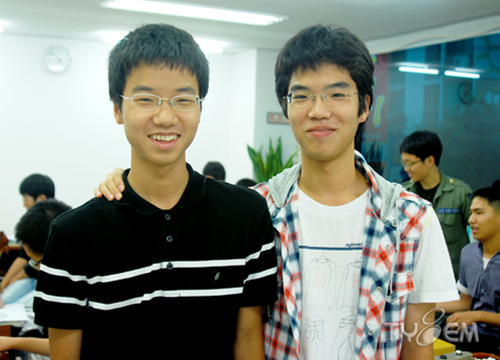 安成浚（左）和安亨浚（右）兄弟合影