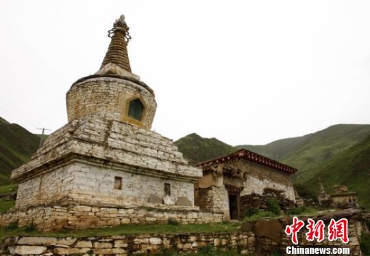 藏區罕見千年佛塔