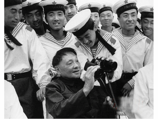 1979年8月2日鄧小平視察濟南號105驅逐艦
