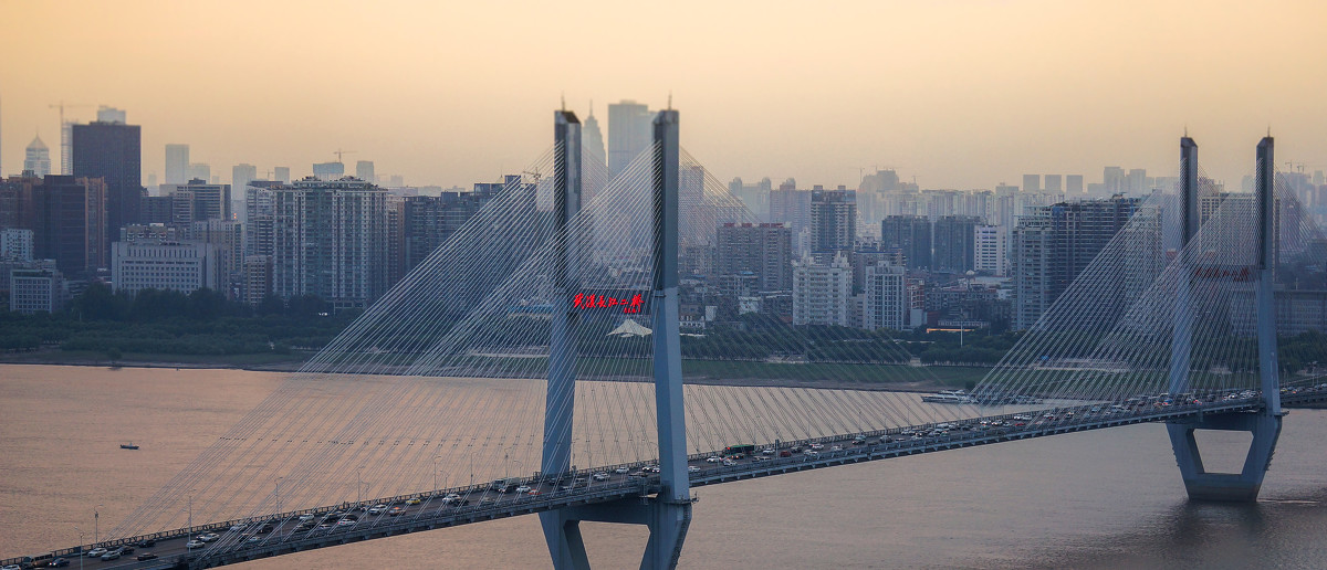 武漢長江二橋呈西北至東南方向布置