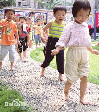 日本幼稚園的孩子赤腳走鵝卵石
