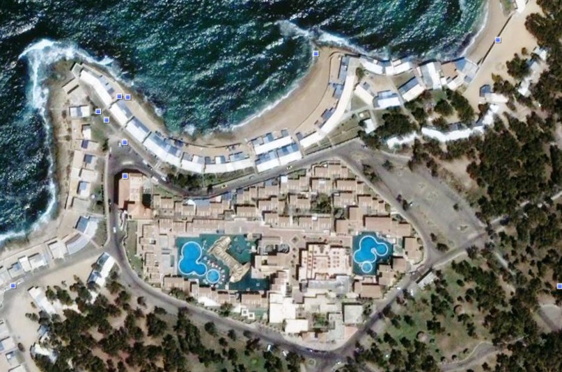衛星鳥瞰夏宮(藍色為海濱浴場)