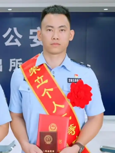溫東林(塘廈派出所民警) 溫東林(塘廈派出所民警)