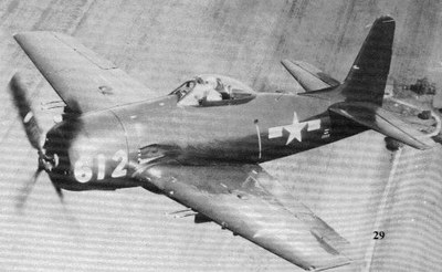 試飛中的 F8F-2，垂尾成為顯著的識別特徵