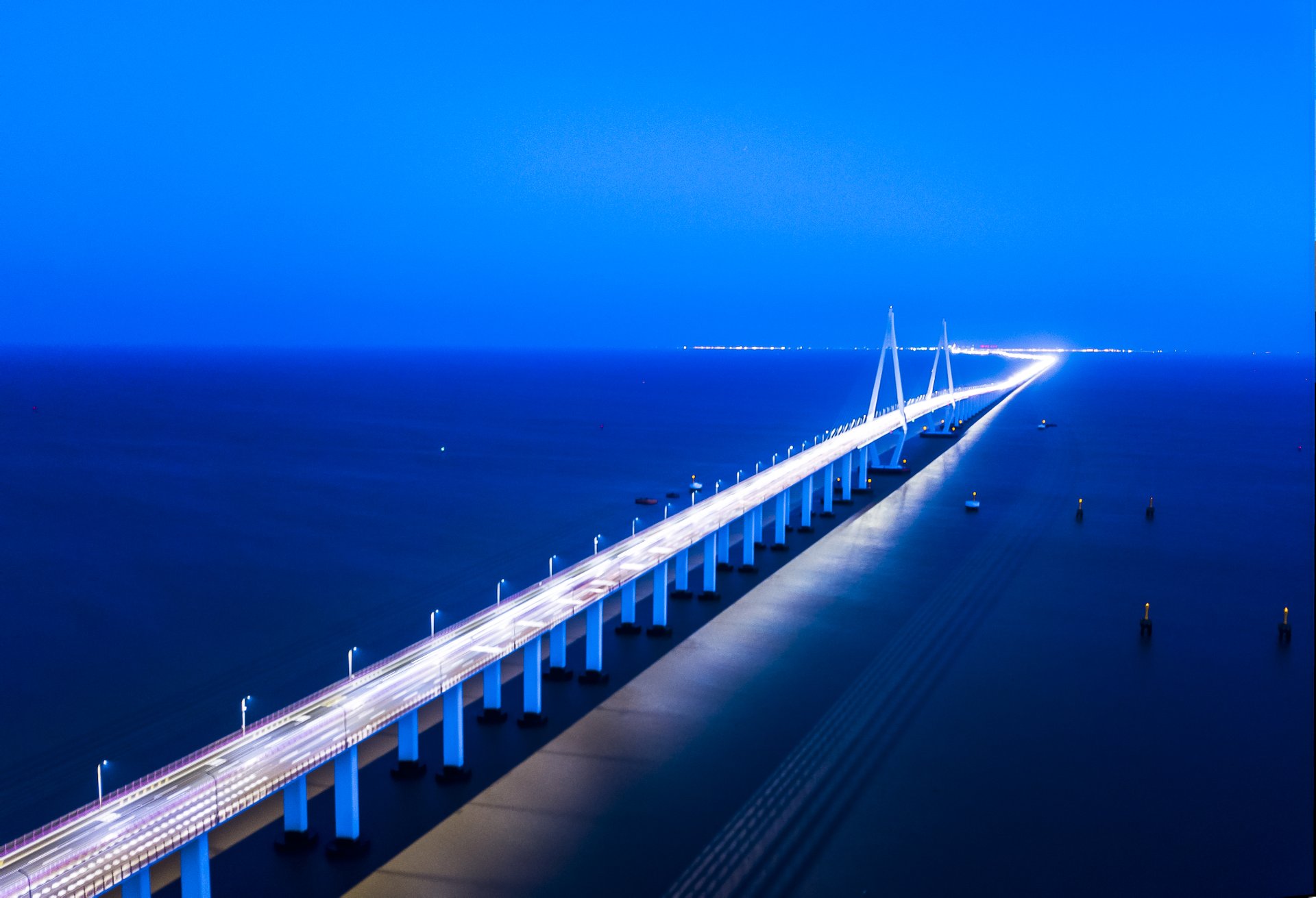 杭州灣跨海大橋呈西北至東南方向布置