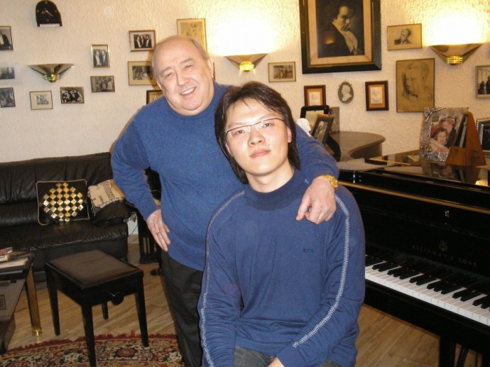 與導師世界著名鋼琴家克萊涅夫教授合影