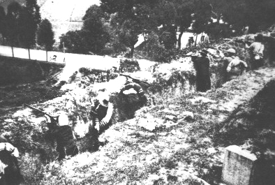 東江縱隊在戰壕中攻擊。