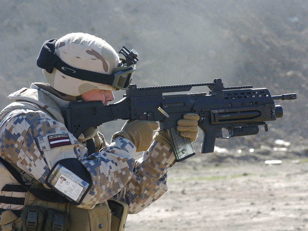 拉脫維亞士兵手持G36KV自動步槍