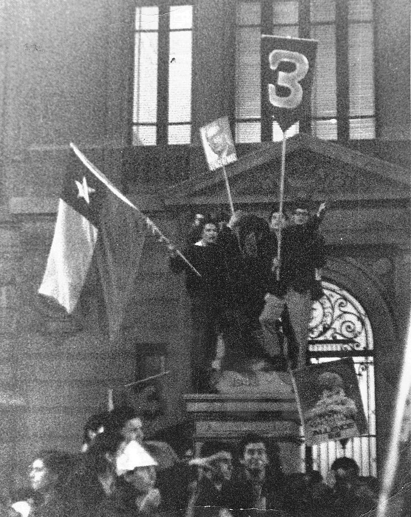 智利大學生慶祝阿連德當選總統