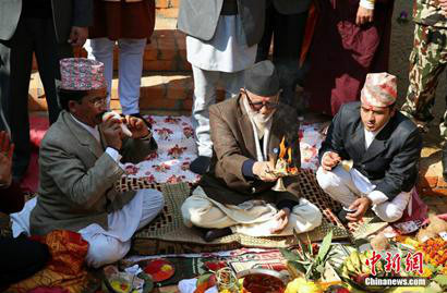 尼泊爾總理（中）參加奠基與祈福儀式