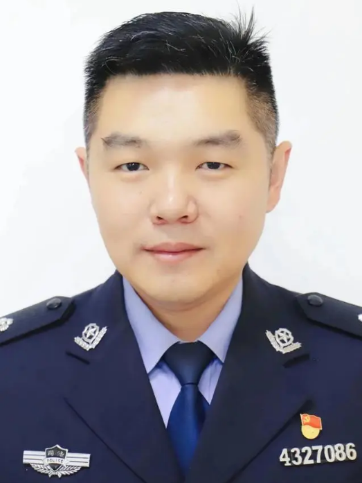 劉賓(湖南省坪塘強制隔離戒毒所所政管理科科長) 劉賓(湖南省坪塘強制隔離戒毒所所政管理科科長)