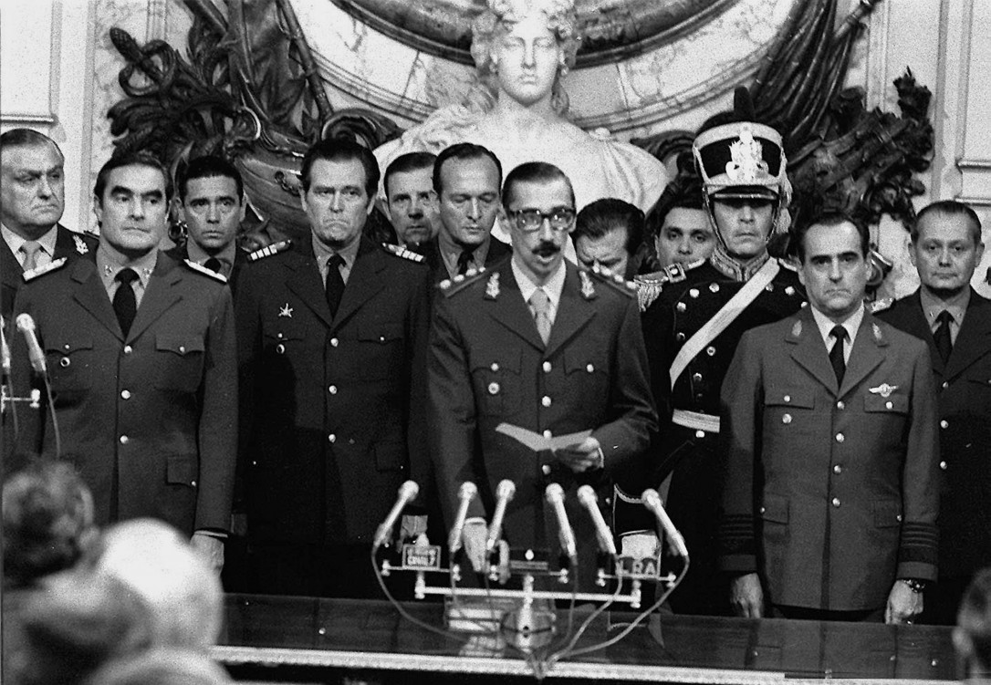 魏地拉和阿根廷軍方發動政變，接管政權