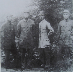 1941年黃煒華、胡炳雲、彭明治（左三）、郭成柱