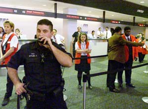 9·11後美國機場加強了保衛工作