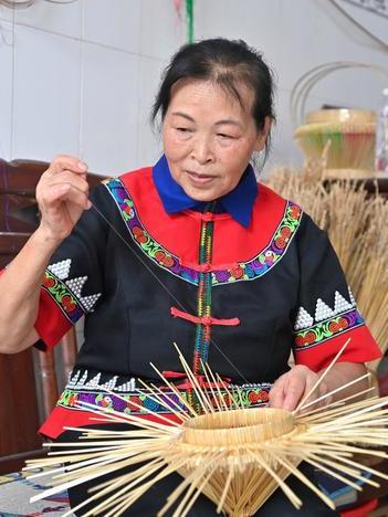 梁秀群(廣西壯族自治區級麥稈花籃編織技藝非物質文化遺產傳承人) 梁秀群(廣西壯族自治區級麥稈花籃編織技藝非物質文化遺產傳承人)