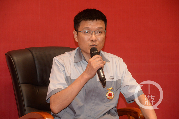 李鴻(重慶川儀分析儀器有限公司系統製造部系統裝校工) 李鴻(重慶川儀分析儀器有限公司系統製造部系統裝校工)