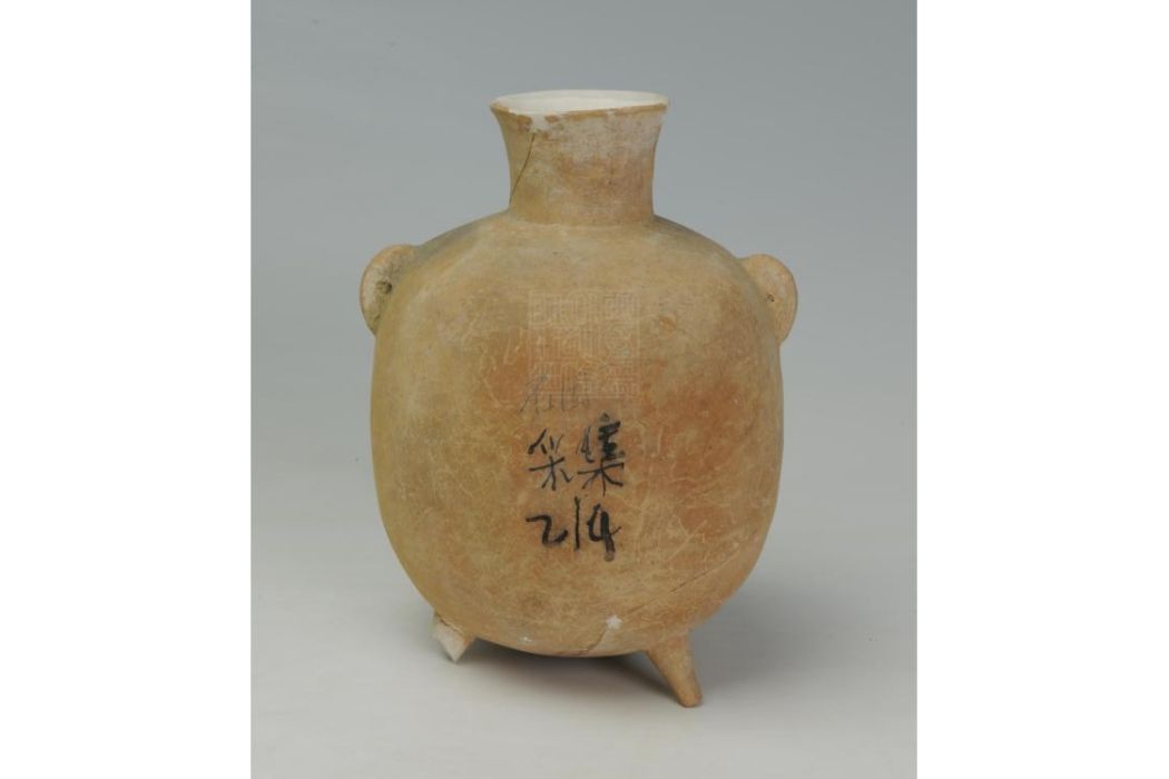 新石器時代裴李崗文化橙黃陶三足雙耳壺