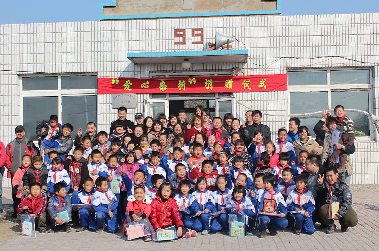 2011年11月06日，瀋陽青春志願者協會向法庫西閆國小捐贈愛心桌椅