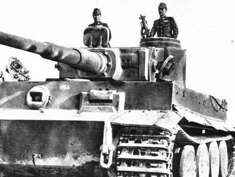 日本軍官在駕駛“虎”式坦克